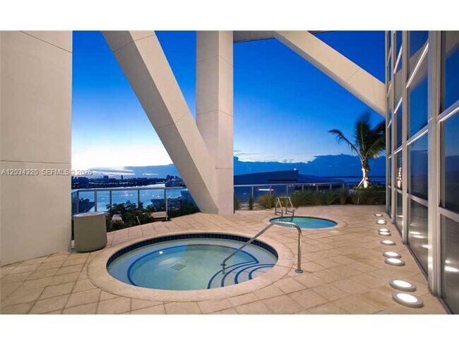 Foto del edificio - 888 Biscayne Blvd