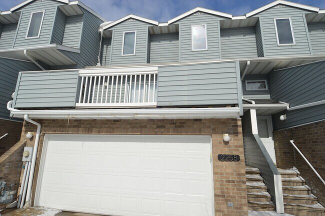 Foto del edificio - 2 Bed + Den, 2.5 Bathroom Townhouse for Rent