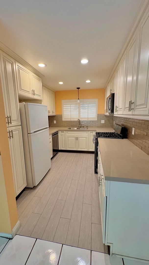 Building Photo - Spacious and bright Hawthorne front house