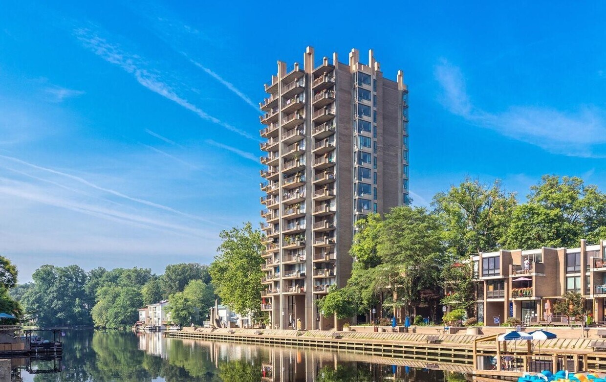 Primary Photo - Impeccable 2 Bed 2 Bath Condo With Breatht...