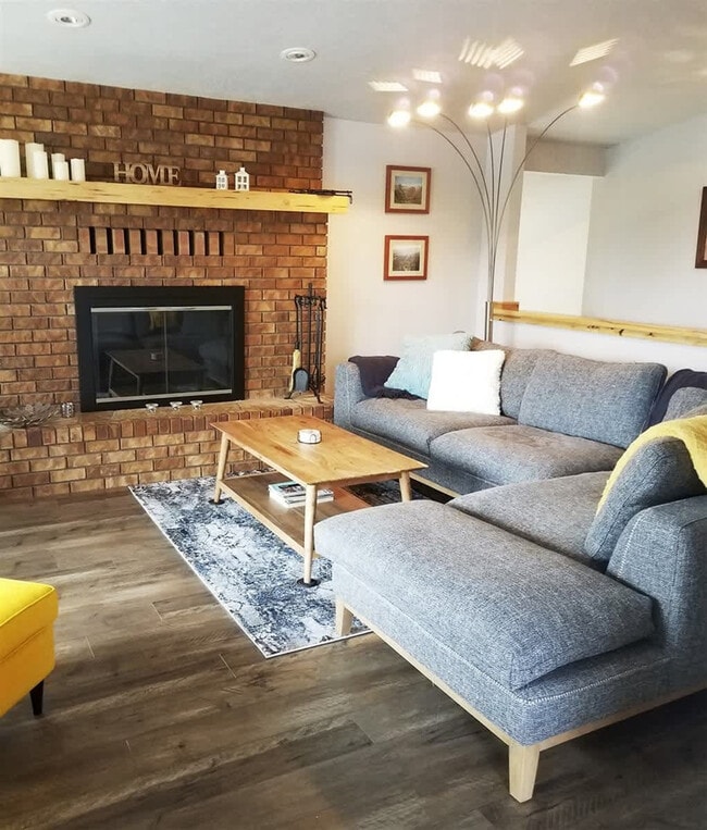 Building Photo - 2114 W 6th St