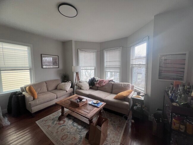 Building Photo - 726 E 2nd St