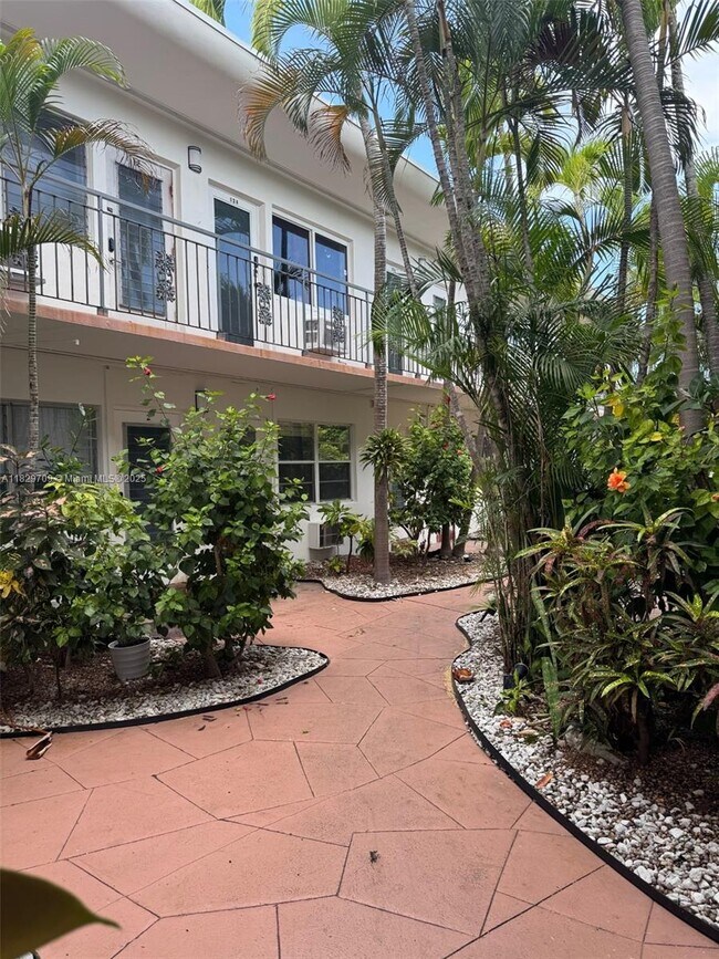 Foto del edificio - 8040 Tatum Waterway Dr