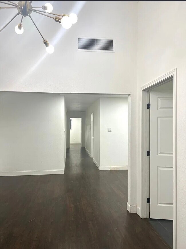 Building Photo - 1021 Claire Ave