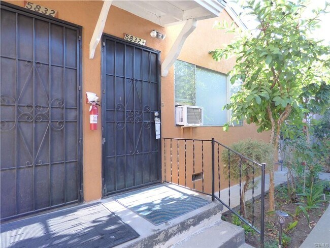 Foto del edificio - 5832 Camerford Ave