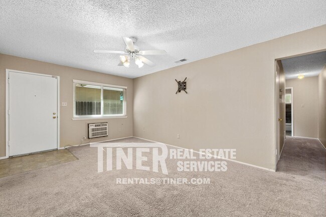 Building Photo - Cozy and Lovely Carmichael duplex
