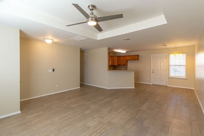 Building Photo - 3 Bed 2 Bath Next to I-40 in Yukon - FRESH...