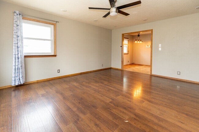 Building Photo - Extremely sharp 3BR house in Bloomington  Central air.  Washer/dryer.