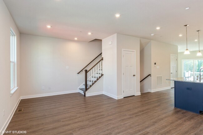 Building Photo - 6902 Sycamore Way
