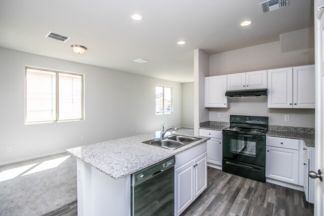 Foto del edificio - 1st Month Free!  3Br Home $1799 59th Ave/Broadway