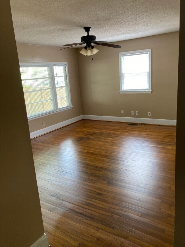 Building Photo - 2 Bedroom Available for Rent