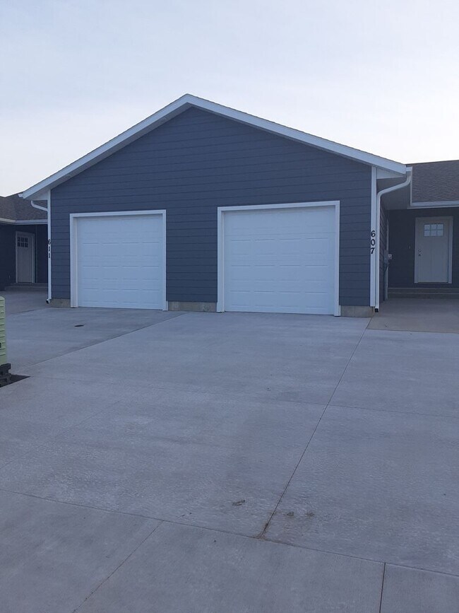 Foto del edificio - Modern Living in a 3-Bed, 2-Bath Townhome with Attached Garage