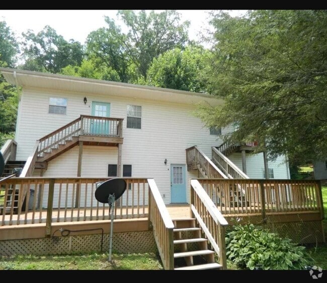 Building Photo - 323 Parker Farm Rd