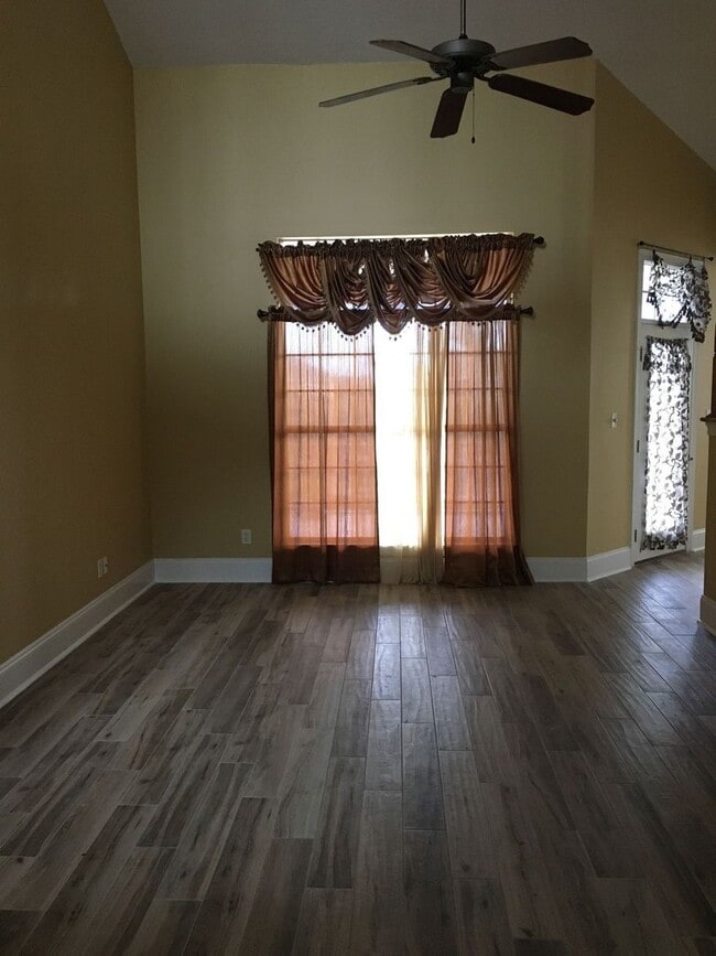 Foto del edificio - Beautiful, Custom-Built Home in Established & Coveted MOWAT HIGHLANDS!