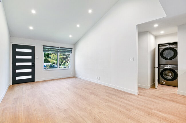 Building Photo - 10418 Regent St