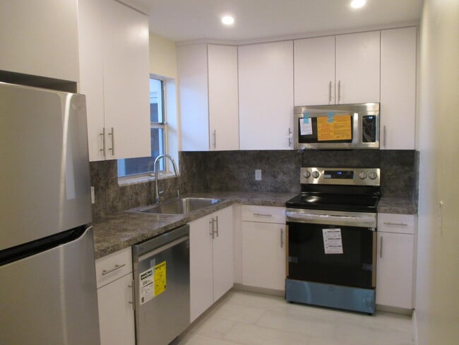 Building Photo - 224 Lake Dora Dr