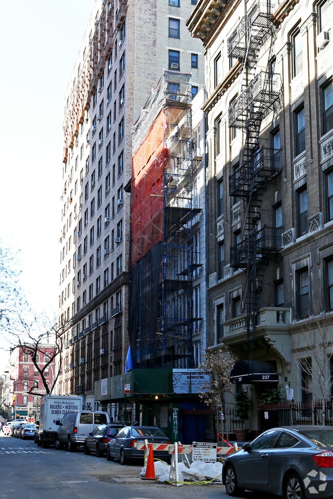 Building Photo - 241 W 107th St