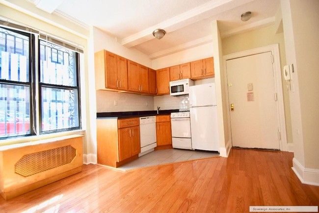 Building Photo - 115 W 71st St