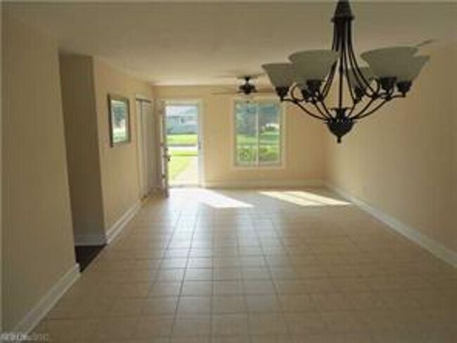 Building Photo - 3BR/2BA House with Granite Counter Tops! C...