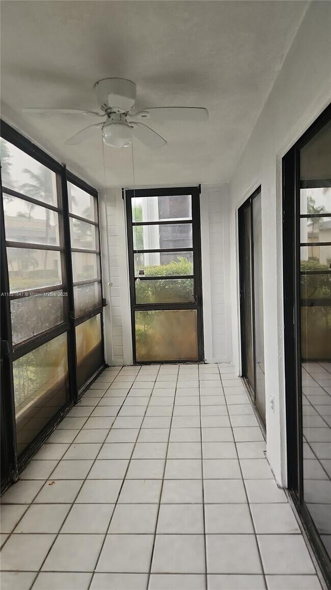 Foto del edificio - 905 NE 199th St