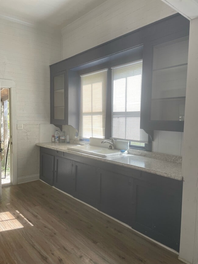 Building Photo - 1115 Alfred St