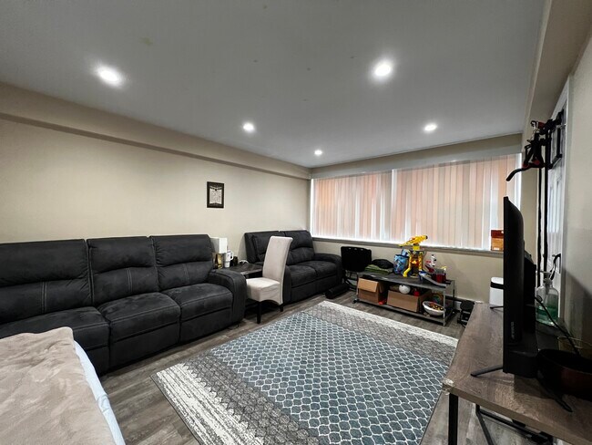 Foto del edificio - 8052 N Oriole Ave