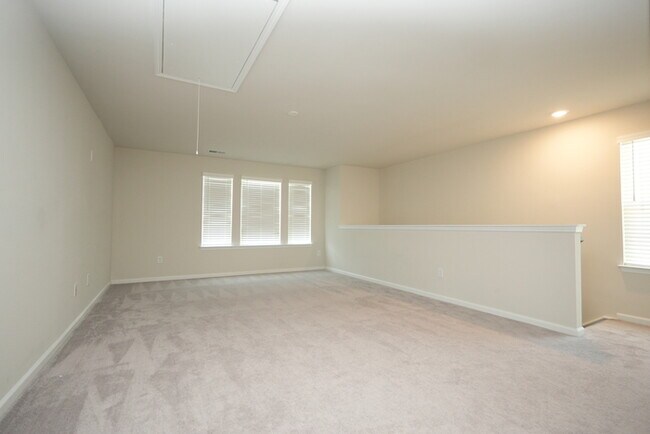 Foto del edificio - Spacious 4-Bedroom Home with Modern Comforts