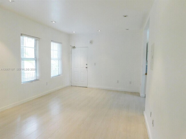 Building Photo - 4812 Pine Tree Dr