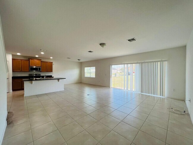 Foto del edificio - Luxury 5 Bedrooms 3 Bathrooms Single Family House For Rent