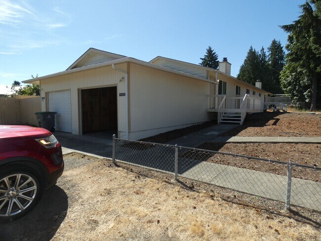 Foto del edificio - APPLICATION PENDING**Beautiful Duplex**