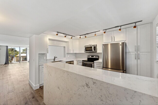 Building Photo - 555 Banyan Tree Ln