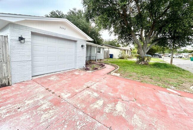 Foto del edificio - 3323 Fairmount Dr