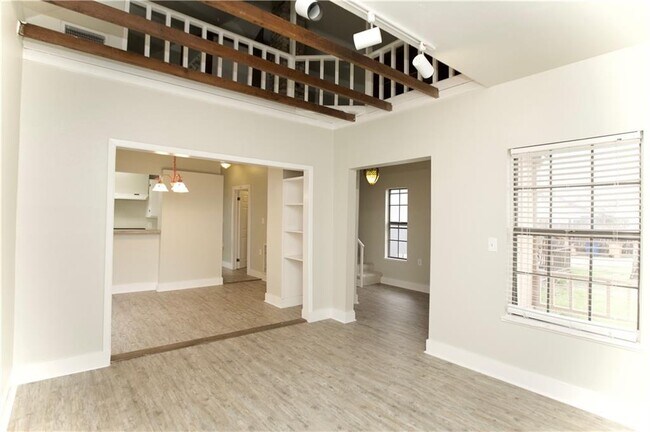 Building Photo - 1612 W 10th St