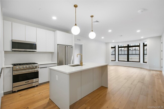 Foto del edificio - 695 Merrick Ave