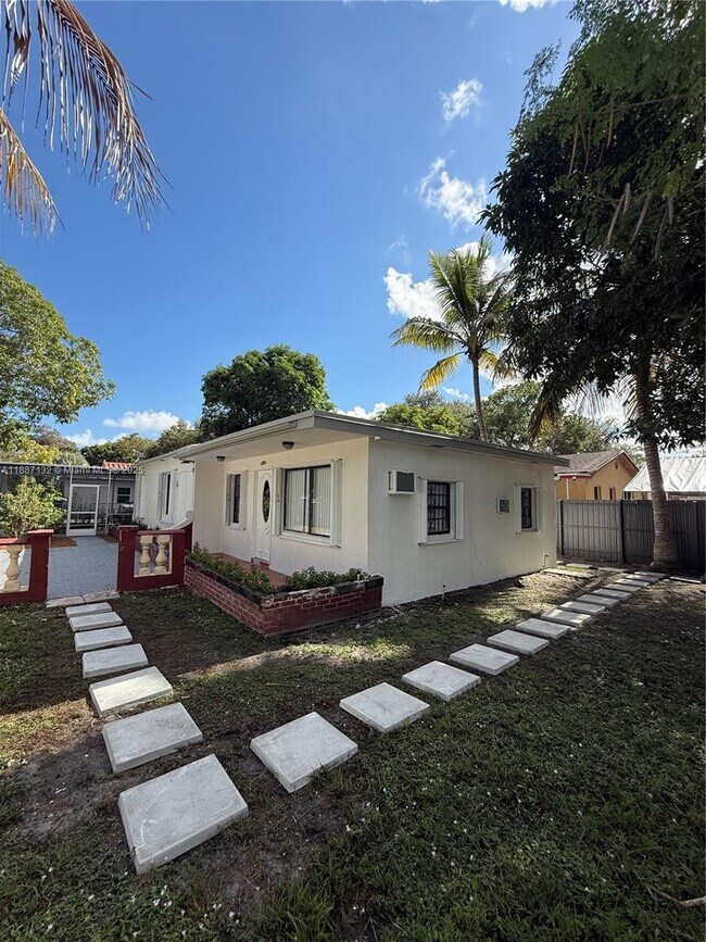 Foto del edificio - 1200 NE 128th St