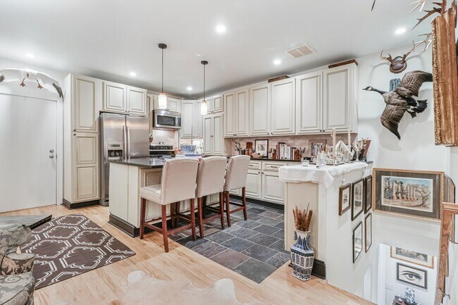 Foto del edificio - Amazing Adams Morgan Two-Level Condo| Parking included!
