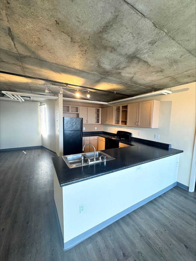 1x1E Kitchen - Broadway Plaza Lofts
