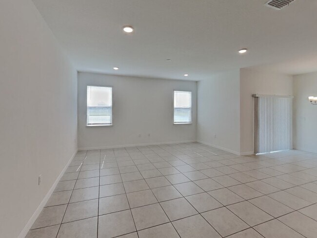 Building Photo - MOVE IN SPECIAL!!! Gorgeous 4/2.. Availabl...