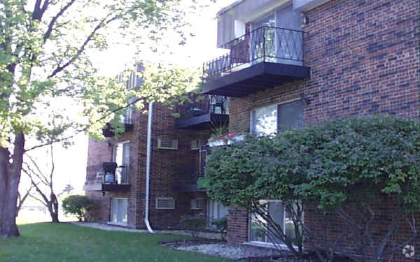Building Photo - 5720-5740 East Ave