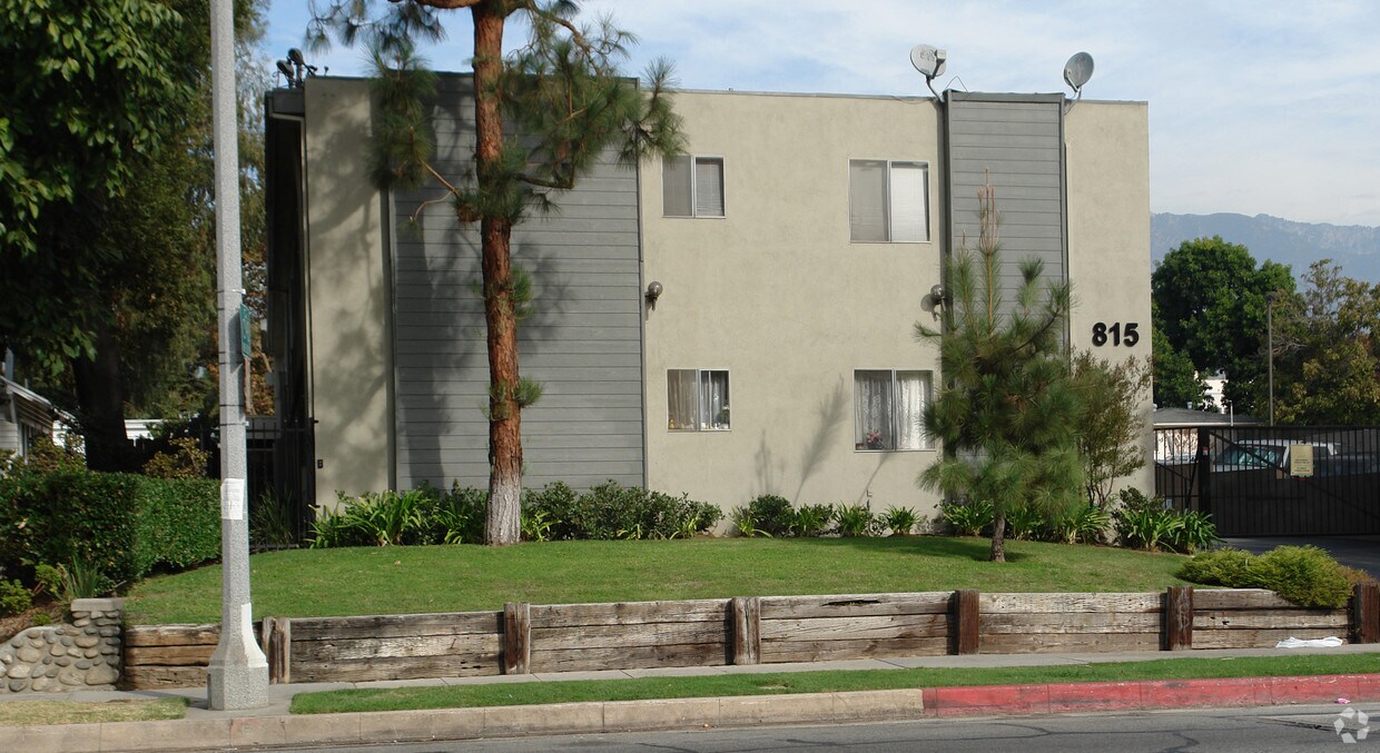 Foto del edificio - 815 E Villa St