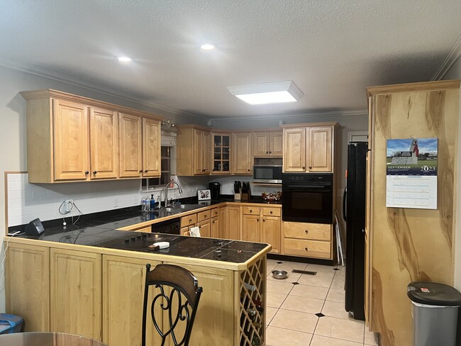 Building Photo - 9 Maple Ln