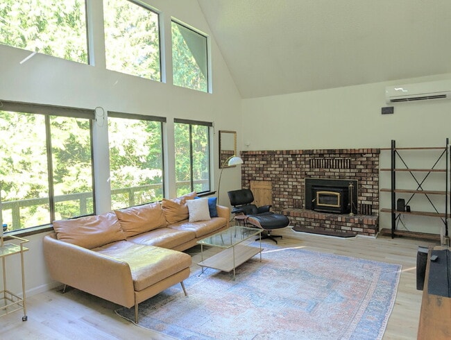 Foto del edificio - 3-Bed Retreat with Forest Abundance