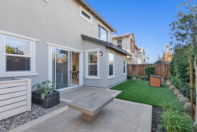 Building Photo - 297 Bear Creek Dr