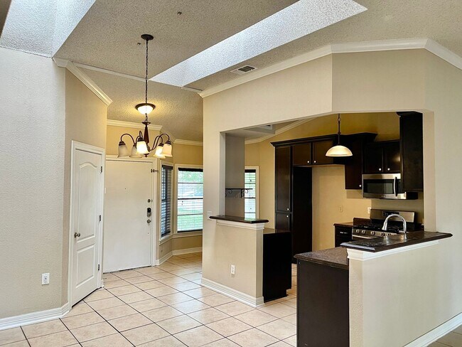 Building Photo - 4 bedrooms and 2 bathrooms in the New Terr...