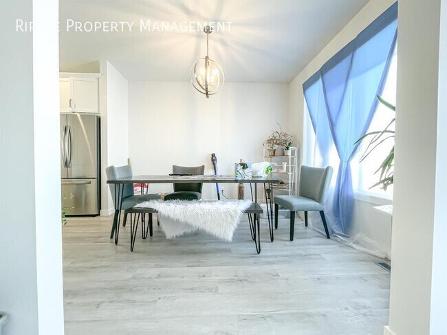 Photo du bâtiment - STUNNING 3 BEDS/ 2.5 BATHS HOUSE