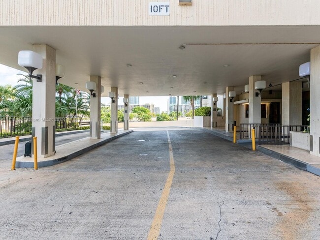 Building Photo - 2500 Parkview Dr