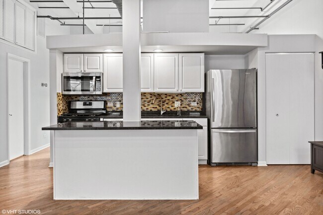 Building Photo - 2222 W Diversey Ave