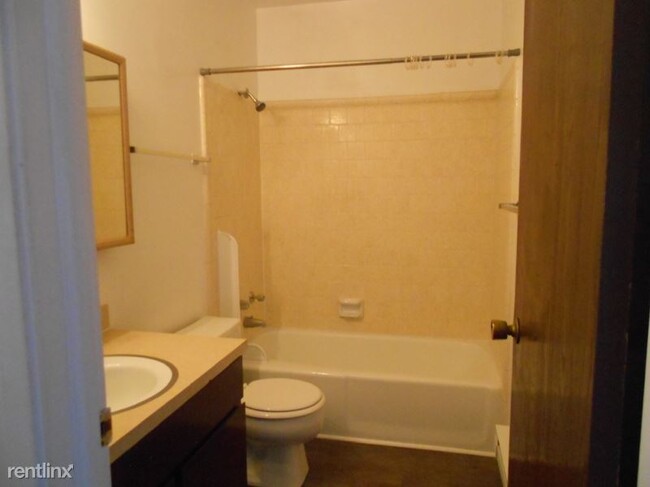 Building Photo - 2 br, 1 bath Apartment - 1184 W 4400 S
