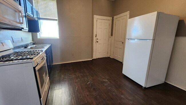 Foto del edificio - Apartment with Bonus Space & Hardwood Floors