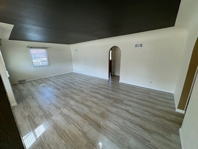 Building Photo - 2308 6th Ave